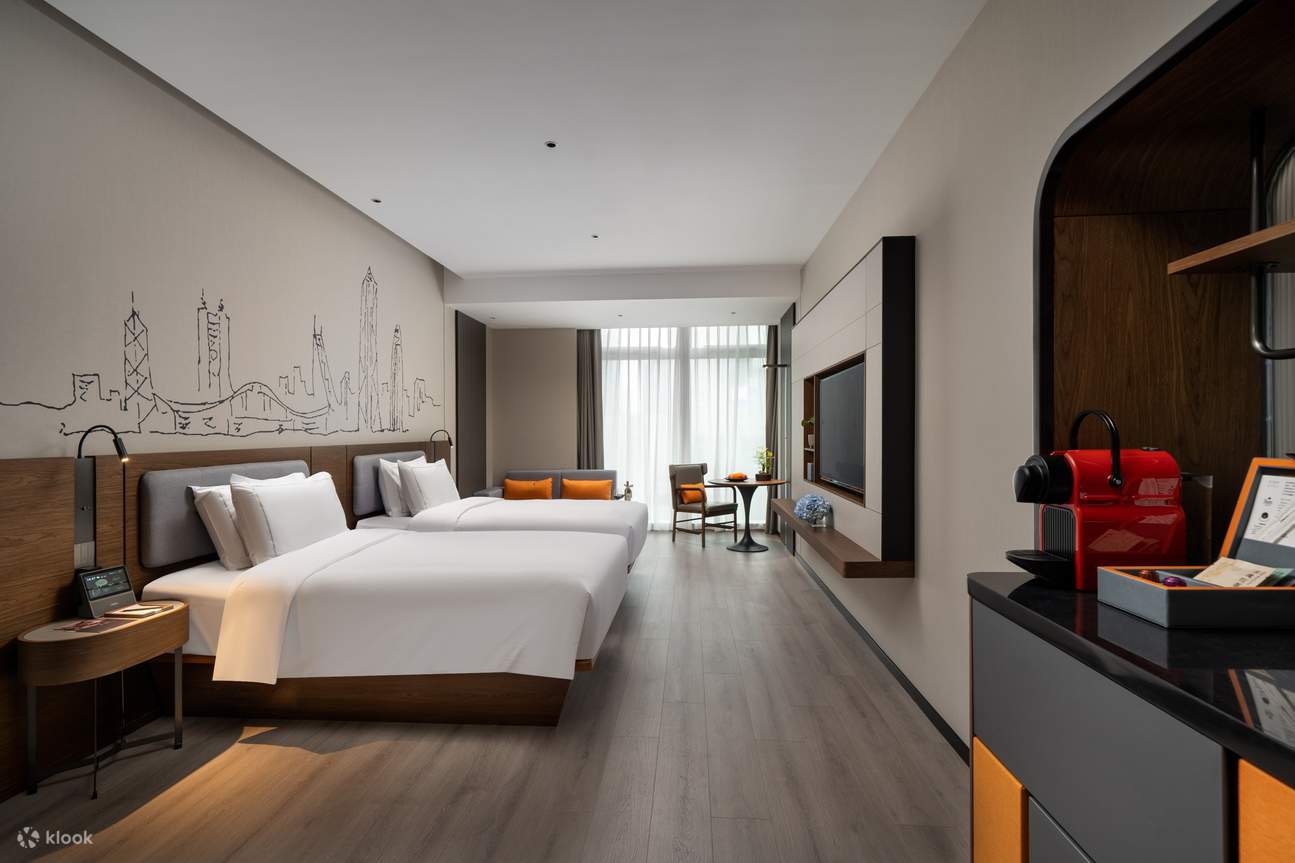 Camera executive doppia con letti singoli dell'hotel Shenzhen CBD Yi Fei con finestra affacciata